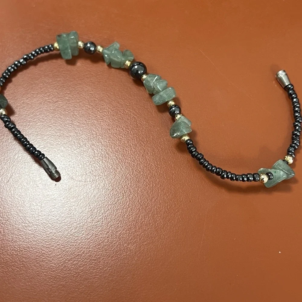 Silver Tone & Green Stone Chip Metal Beaded Bracelet 7 3/4